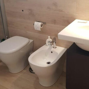 Bagno con sanitari